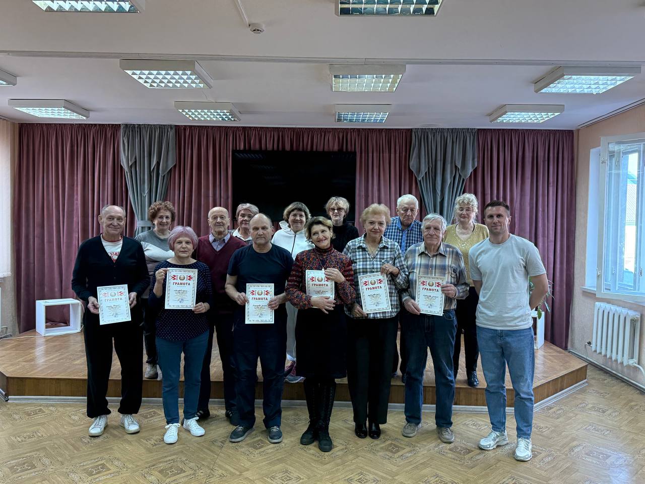 Соревнования по дартсу среди людей старшего возраста 